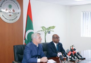 ފޮރިން މިނިސްޓްރީގައި، ޖަރުމަންވިލާތުން ރާއްޖެއަށް ކަނޑައަޅާފައި ހުންނަވާ ސަފީރު ޖޯން ރޯޑް އާއިއެކު ބޭއްވި ފްރެސް