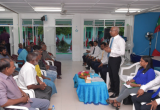 ހިތަދޫ މަސްވެރިންނާއި ރައީސް ބައްދަލުކުރެއްވުން ----  ފޮޓޯ: ރައީސް އޮފީސް