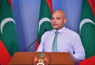ރައީސް އޮފީހުގެ ތަރުޖަމާނު އިބްރާހިމް ހޫދު ނޫސްވެރިންނަށް މައުލޫމާތު ދެއްވަނީ