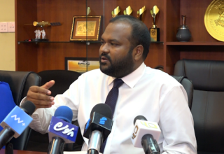 ޓުއަރިޒަމް މިނިސްޓްރީގެ ނޫސްވެރިންގެ ބައްދަލުވުމުގައި މިނިސްޓަރ އަލީ ވަހީދު ވާހަކަދައްކަވަނީ --- ފޮޓޯ: ސަންގު