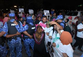 މުޒާހަރާއެއްގެ ތެރެއިން: ފައިލް ފޮޓޯ