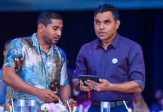 ނައިބް ރައީސް ފައިސަލް ނަސީމް އަދި އަރިހުގައި ޔޫތް މިނިސްޓަރ އަހުމަދު މަހުލޫފް: ފޮޓޯ ރައީސް އޮފީސް