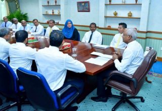 އައްޑޫ ސިޓީ ކައުންސިލްގެ މެމްބަރުންނާއެކު ރައީސް ސޯލިހު ބޭއްވި ބައްދަލުވުމުގެ ތެރެއިން - ފޮޓޯ: ރައީސް އޮފީސް