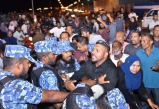މުޒާހަރާއެއްހެ ތެރެއިން : ފައިލް ފޮޓޯ