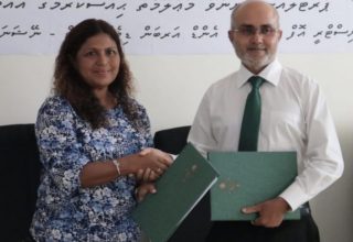 ސޮއިކުރުމަށް ބޭއްވި ރަސްމިއްޔާތުގެ ތެރެއިން --- ފޮޓޯ: ހައުސިން މިނިސްޓްރީ