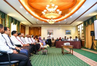 ކެބިނެޓާއި ކަމާއި ބެހޭ ފަރާތްތަކާއި އެކު ބޭއްވި ބައްދަލު ކުރުމުގެ ތެރެއިން: ފޮޓޯ ރައީސް އޮފީސް