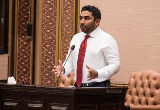 ހެލްތް މިނިސްޓަރ އަބްދުﷲ އަމީން: ފައިލް ފޮޓޯ