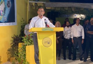 ގުރައިދޫ ޖަލްސާގައި ރައީސް ނަޝީދު ވާހަކަފުޅު ދައްކަވަނީ—ފޮޓޯ: އެމްޑީޕީ