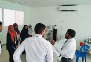 ހުޅުމާލޭގެ ޕްރީ ސްކޫލްގައި މިހާރު ގާއިމް ކޮށްފައިވާ އައިސޮލޭޝަން ފެސިލިޓީ، ހެލްތު މިނިސްޓަރު އަމީން މިއަދު ބައްލަވަނީ.---ފޮޓޯ: ހެލްތު މިނިސްޓްރީ