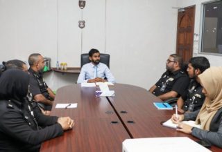 ކޮމިޝަނަރ އޮފް ޕްރިޒަންސް އަޙުމަދު މުޙައްމަދުފުޅު، ކަރެކްޝަންސްގެ އޮފިސަރުންނާއި ބައްދަލުކުރައްވަނީ - ފޮޓޯ: ޓްވިޓާ (ކަރެކްޝަންސް)