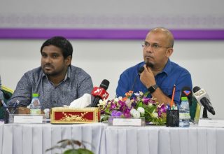 އަމްޖަލް (ވ) އީސީގެ ރައީސް ޝަރީފް އާއިއެކު—ފޮޓޯ:- މިހާރު