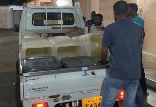 އިސީގެ ވޯޓު ފޮށިތަކެއް ޕިކަޕަކަށް އަރުވަނީ --- ފޮޓޯ: އަކްރަމް