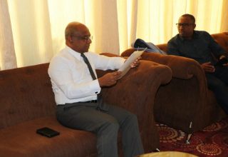 ފޮރިން މިނިސްޓަރު އަބްދުﷲ ޝާހިދާއި މަޖިލީހުގެ މެޖޯރިޓީ ލީޑަރު، މެންބަރު އަލީ އާޒިމް