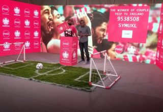ނަސީބުވެރިން ހޮވުމުގެ ތެރެއިން | ފޮޓޯ: ކޮކާ ކޯލާ