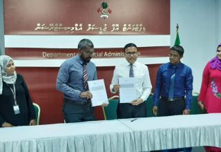 ހުޅުމާލޭގައި އިމާރާތް ކުރާ ކޯޓް ކޮމްޕްލެކްސް އެޅުމަށް ބިން ދޫކުރުމުގެ އެއްބަސްވުމުގައި ސޮއި ކުރުމުގެ ތަސްމީއްޔާތުގެ ތެރެއިން: ފޮޓޯ ޑީޖޭއޭ