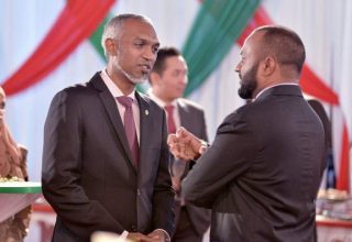 ކުރީގެ ހައުސިން މިނިސްޓަރ ޑޜ މުއިއްޒު ޑޜ ޝަހީމް އަރިހުގައި