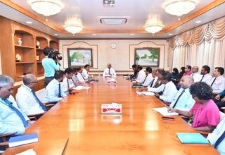 ކޮރޯނާ ވައިރަސްއިން ރައްކާތެރިވުމަށް އަޅަމުންދާ ފިޔަވަޅުތަކާއި ބެހޭ ގޮތުން ބޭއްވި މަޝްވަރާ ބައްދަލުވުމުގެ ތެރެއިން: ފޮޓޯ ރައީސް އޮފީސް