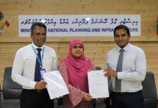 އައްޑޫ ހުޅުދޫ ބަނދަރު ހެދުން އެއް އަހަރު ތެރޭ ނިންމާގޮތަށް އެމްޓީސީސީއަށް- ފޮޓޯ: ޕްލޭނިން މިނިސްޓްރީ