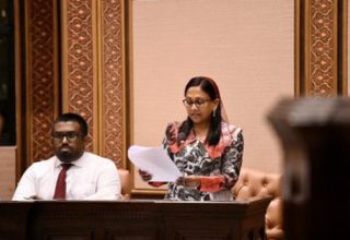 ފިޝަރީޒް މިނިސްޓަރ ޒަހާ ވަހީދު މަޖިލީހުގެ ޖަލްސާއަށް ހާޒިރުވެ ވަޑައިގެން ޖަވާބްދާރީ ވެވަޑައިގަންނަވަނީ: ފޮޓޯ މަޖިލިސް