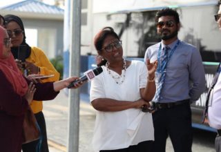 ބަސްދަތުރުތަކުގެ އައު ރޫޓު ތަޢާރަފްކޮށްދެއްވުމުގެ ތެރެއިން މާލޭގެ މޭޔަރ ޝިފާ މުޙައްމަދު ވާހަކަދައްކަވަނީ