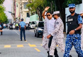 ތަހުގީގަށް ސުވާލު ކުރުމަށް ރައީސް ޔާމީން ފުލުހަށް ހާޒިރު ކުރި ވަގުތު - ފޮޓޯ: ސަންގު