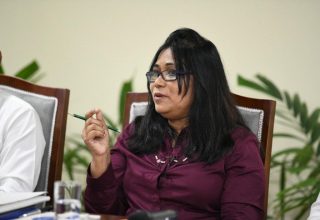 މިނިމަމް ވޭޖާ ގުޅޭ ގޮތުން އާންމުންގެ ހިޔާލު ހޯދުމަށް ރައްޔިތުންގެ މަޖިލީހުގެ އިދާރާ އިން ބޭއްވި ބައްދަލުވުމުގައި ޚާލިދާ ވާހަކަ ދައްކަވަނީ – ފޮޓޯ:- މިހާރު
