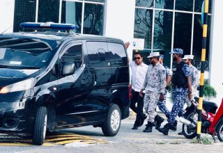 ތަހުގީގަށް ސުވާލު ކުރުމަށް ރައީސް ޔާމީން ފުލުހަށް ހާޒިރު ކުރި ވަގުތު - ފޮޓޯ: ސަންގު