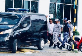 ކުރީގެ ރައީސް ޔާމީން ފުލުހުންގެ އިދާރާއަށް ހާޒިރު ކުރުން: ފޮޓޯ ސަންގު