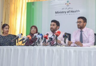 ހެލްތް މިނިސްޓްރީން ބޭއްވި ނޫސްވެރިންގެ ބައްދަލުވުމެއްގެ ތެރެއިން: ފައިލް ފޮޓޯ