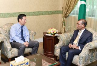 ޗައިނާގެ ސަފީރު ރައީސް ނަޝީދުއާއިއެކު ބޭއްވި ބައްދަލު ކުރެއްވުމުގެ ތެރެއިން: ފޮޓޯ މަޖިލިސް