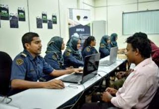 އިގްރޭޝަންގެ މުވައްޒަފުންތަކެއް ޚިދުމަތްދިނުމުގައި. ފޮޓޯ:އެޑިޝަންއެމްވީ