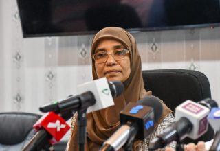 ޑިޕާރޓްމަންޓް އޮފް ޕަބްލިކް ހެލްތުގެ ޑިިރެކްޓަރ ޖެނެރަލް މައިމޫނާ އަބޫބަކުރު. ފޮޓޯ: ދަ ޕްރެސް