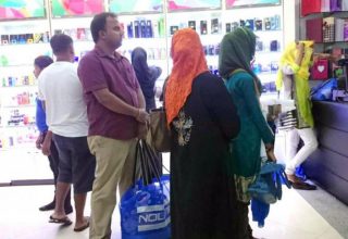 ލަންކާގެ ފިހާރައެއްގެ ތެރޭގައި ދިވެހިން