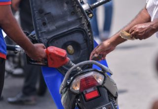 އެސްޓީއޯގެ މުވައްޒަފަކު ޚިދުމަތްދިނުމުގައި. ފޮޓޯ: ރާއްޖެއެމްވީ