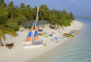 ހޮލިޑޭ އައިލެންޑް ރިސޯޓު. ފޮޓޯ: ބިގްބްރޭކްސްޑޮޓްކޮމް