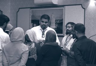 ޕްރެސްއަށް ފަހު މަބްރޫކް ނޫސްވެރިންގެ ސުވާލުތަކަށް ޖަވާބު ދެއްވާ ވާހަކަ ދައްކަވަނީ - ފޮޓޯ: މުހައްމަދު ޝަރުހާން/ ޓްވިޓާރ