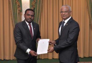 އީސީގެ މެމްބަރު ކަމުގެ ފަތްކޮޅު ރައީސް ސާލިޙް އަކްރަމްއާއި ހަވާލު ކުރައްވަނީ: ފޮޓޯ ރައީސް އޮފީސް