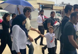 އެއާޕޯޓް މުވައްޒަފުން ފަސިންޖަރުންނާއެކު ސެލްފީ ނުނަގަން އެމްއޭސީއެލްއިން އެދުން/ ބޮލީވުޑްގެ މަޝްހޫރު ތަރި ޝަހުރުކްގެ އާއިލާ ވީއައިއޭގައި