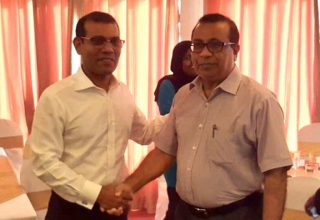 ފުވާދު ތައުފީގް، ރައްޔިތުންގެ މަޖިލީހުގެ ރައީސް ރައީސް މުހައްމަދު ނަޝީދުއާއި ސސަލާމް ކުރައްވަނީ: ފައިލް ފޮޓޯ