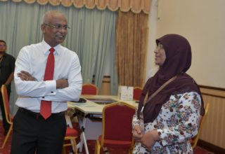 ރައީސް އިބްރާހިމް މުހައްމަދު ސޯލިހް އާއި ޑިރެކްޓަރ ޖެނަރަލް އޮފް ޕަބްލިކް ހެލްތު މައިމޫނާ އަބޫބަކުރު ވާހަކަފުޅު ދައްކަވަނީ