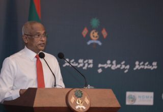 އިއްޔެ ކުރިއަށްދިޔަ ނޫސްވެރިންގެ ބައްދަލުވުމުގައި ރައީސް ނޫސްވެރިންނާއި މަޢުލޫމާތު ހިއްސާކުރައްވަނީ. ފޮޓޯ:ރައީސް އޮފީސް