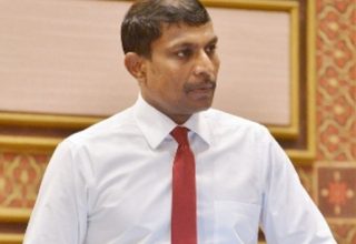 ޖުމްހޫރީޕާޓީގެ ލީޑަރު ޤާސިމް އިބްރާހިމްގެ ޕޮލިޓިކަލް އެޑްވައިޒަރު އަދި ރައްޔިތުންގެ މަޖިލީހުގެ ކުރީގެ ވިލިފުށީދާއިރާގެ މެންބަރު ރިޔާޒް ރަޝީދު. ފޮޓޯ: މިއަދުޑެއިލީ