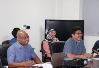 ވީޑިއޯ ކޮންފަރެންސް މެދުވެރިކޮށް، ޑިޕްލޮމެޓިކް މިޝަންތަކުގެ އިސްވެރިންނާއި އެކު ބޭއްވި ބައްދަލުވުމުގެތެރެއިން. ފޮޓޯ: ފޮރިން މިނިސްޓްރީ