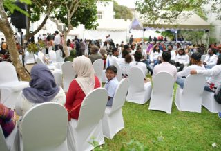 ލަންކާގައި ދިރިއުޅޭ ރައްޔިތުންނާއި އެކު ރައީސް ސޯލިހް މިދިޔަ އަހަރު ބޭއްވި ބައްދަލުވުމެއްގެ ތެރެއިން = ފޮޓޯ: ރައީސް އޮފީސް