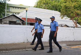 ކާފިއުގެ ވަގުތުތަކުގައި ޕޮލިހުން މަގުމަތީގައި ހަރަކާތްތެރިވަނީ. ފޮޓޯ: ޕޮލިސް