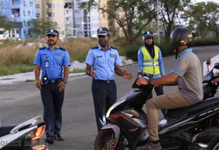 އިއްޔެ ހަވީރު ފުލުހުން ހުޅުމާލޭގައި ޕެޓްރޯލްކުރުމުގައި.