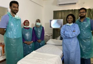 ޢުމުރުން 19 އަހަރުގެ ބަނޑުތެރޭގައި އޮތް ޕިނެއް ނެގުމަށްފަހު އައިޖީއެމްއެޗުގެ  ސާޖަރީ ޓީމް ފޮޓޯއަކަށް ހުއްޓިލައިގެން. ފޮޓޯ: އައިޖީއެމްއެޗް