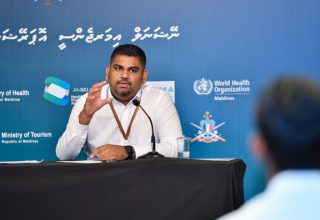 ބިދޭސީމީހާ ޕޮޒިޓިވްވުމާއި ގުޅިގެން 33 މީހަކު އެކަހެރިކޮށް އޭގެ ތެރެއިން 21 މީހާގެ ސާމްޕަލް ނަގައިފި - ފޮޓޯ: މުހައްމަދު ޝަރުހާން