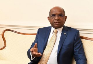 ފޮރިން މިނިސްޓަރ ޢަބްދުﷲ ޝާހިދު. ފޮޓޯ: ކޯޕަރޭޓް މޯލްޑިވްސް