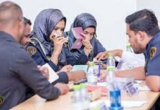 އިމިގުރޭޝަންގެ މުވައްޒަފުންތަކެއް މަސައްކަތުގައި. ފޮޓޯ: އިމިގުރޭޝަން
